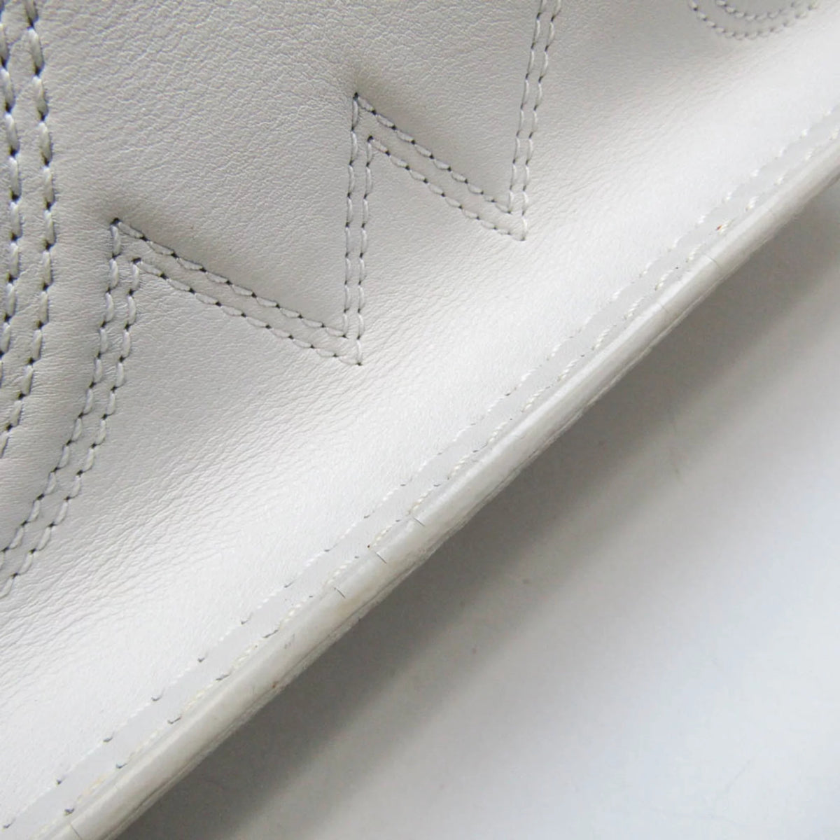 Pre-Owned White Leather Shoulder Bag K84720