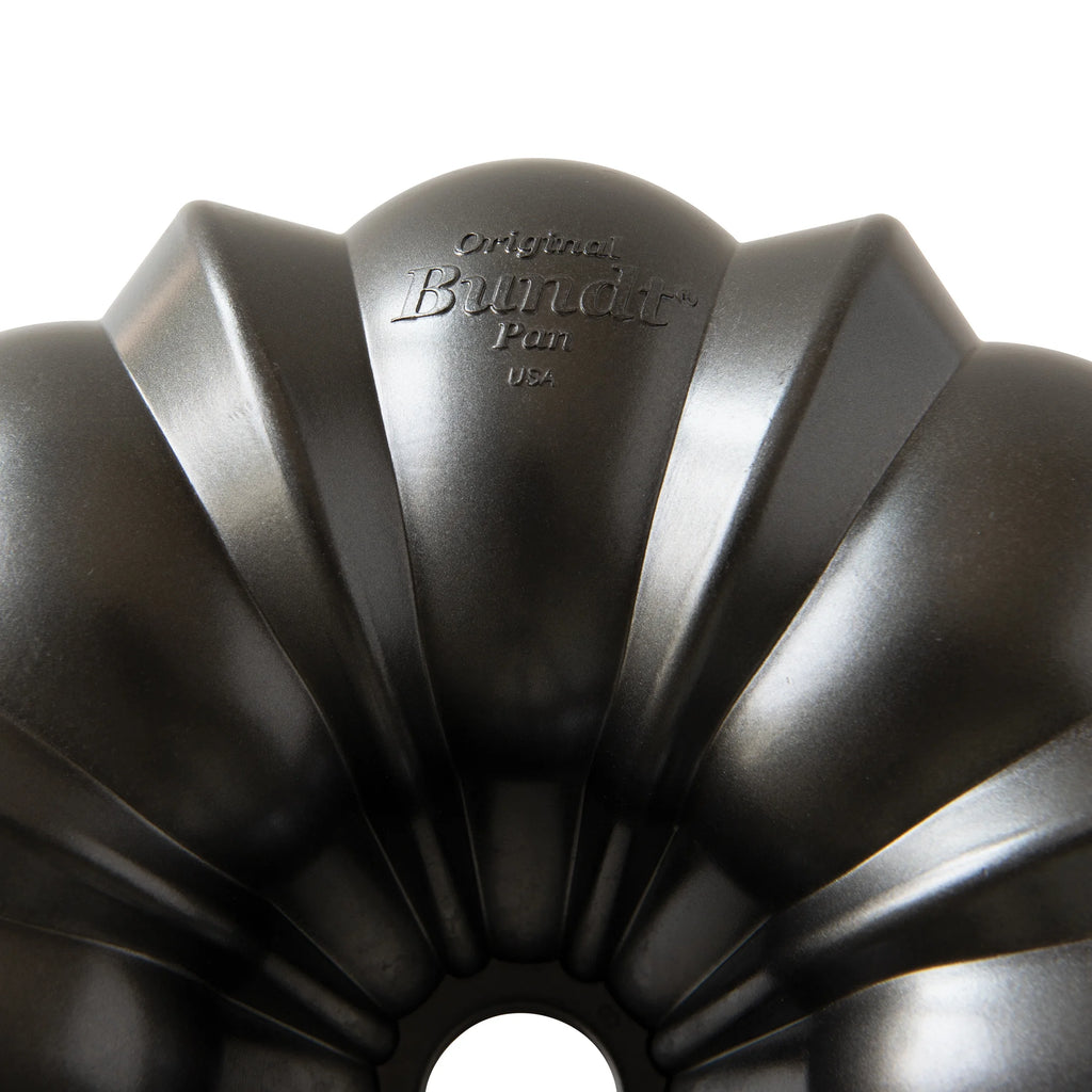 ProCast Aluminum Nonstick 12 Cup Bundt Pan, Graphite Silver, 10.5" x 10.5" x 3.8" Y579082