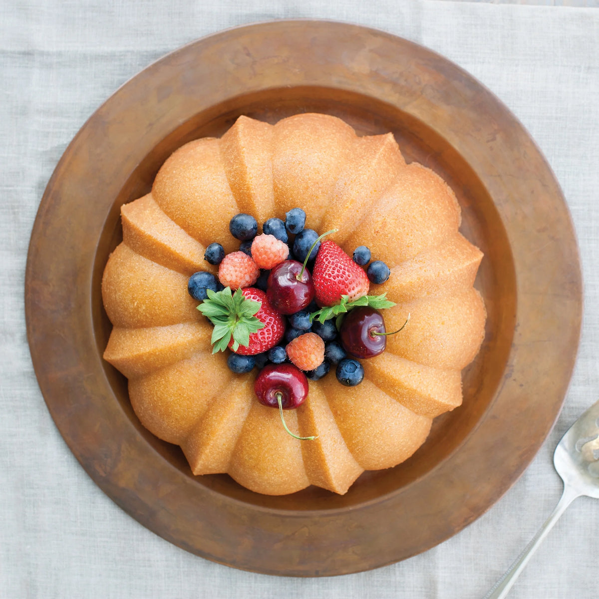 ProCast Aluminum Nonstick 12 Cup Bundt Pan, Graphite Silver, 10.5" x 10.5" x 3.8" Y579082